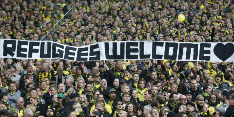 Les supporters du Borussia Dortmund adressant un message de bienvenue aux réfugiés.