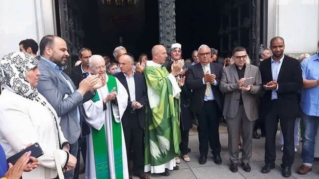 Une délégation de la Ligue Islamique du Nord, représentant la Grande mosquée de Lille et le Centre islamique de Villeneuve d'Ascq, dont la présidente de la LFFM, a assisté à la messe du dimanche 31 juillet à la Cathédrale Notre-Dame de la Treille à Lille.