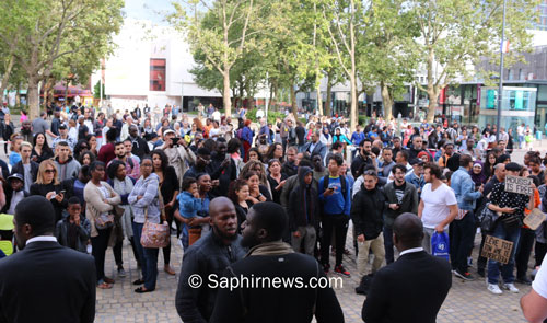 Après la conférence de presse, quelque 200 personnes fêtaient le retour de Moussa sur le parvis de l'hôtel de ville de Montreuil (93).