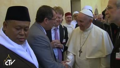 Anouar Kbibech, président du CFCM, à la rencontre du pape François lors de la rencontre interreligieuse  organisée du 18 au 20 septembre à Assise, en Italie.