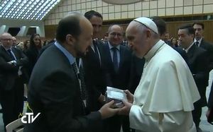 Le pape François s'est vu remettre un Coran par la délégation musulmane niçoise. Extrait du Centre de télévision du Vatican (CTV).