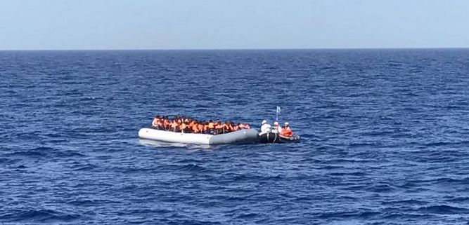 Plus de 6 000 migrants ont été secourus en mer Méditerranée par les garde-côtes italiens et des ONG dont Medecins sans frontières (MSF). © MSF