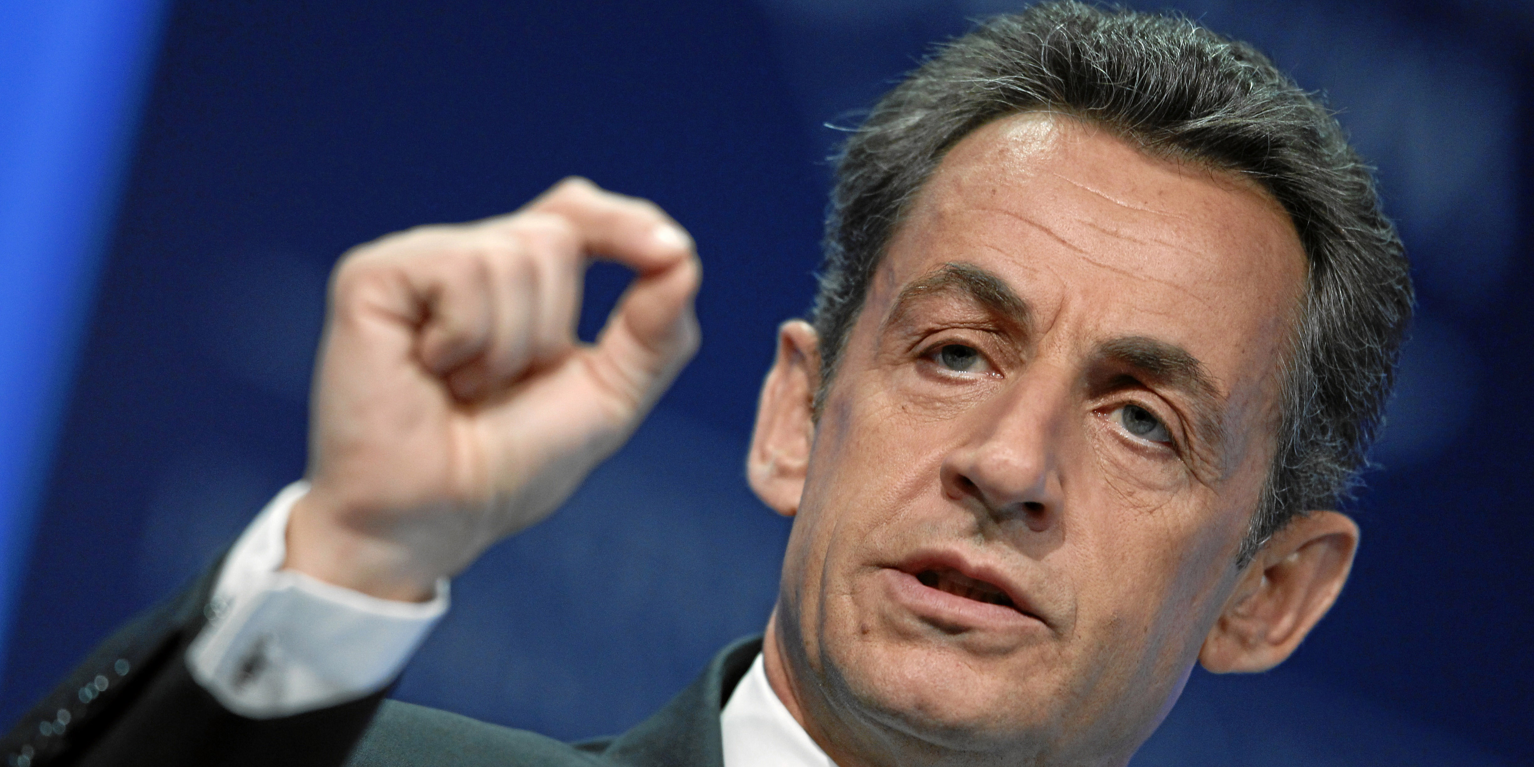 Interdiction du voile dans l’espace public : Nicolas Sarkozy y songe