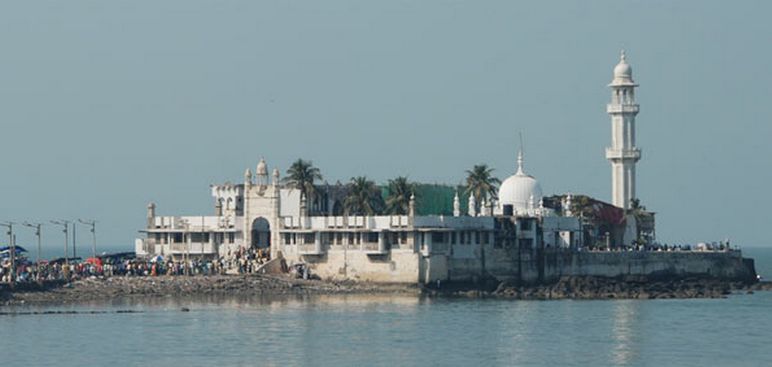 La mosquée Haji Ali Dargah, ici à l'image, est aujourd'hui ouverte aux femmes après cinq ans d'interdiction.