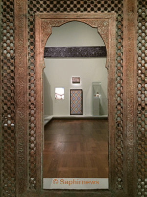 Encadrement de porte provenant d’un édifice religieux, à Fès (Maroc, fin du XIVe-début du XVe siècle), présenté à l’exposition « Le Maroc médiéval », au musée du Louvre (oct. 2014-janv. 2015).
