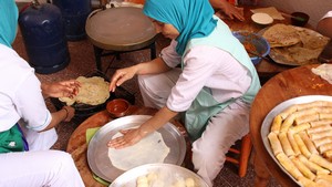 Préparation plats marocains – Association Amal pour les arts culinaires. © Sarah Zouak/Lallab
