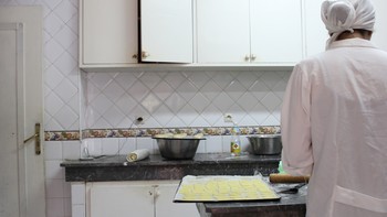 Une mère célibataire formée à la pâtisserie par l’Association Solidarité Féminine. © Sarah Zouak/Lallab