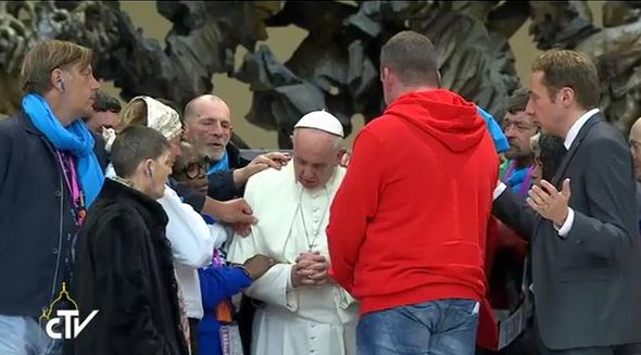 Le pape François entouré de pèlerins parmi lesquelles des sans-abris et exclus de la société, au Vatican du 11 et 13 novembre. Capture d'écran du Centre de Télévision du Vatican (CTV).