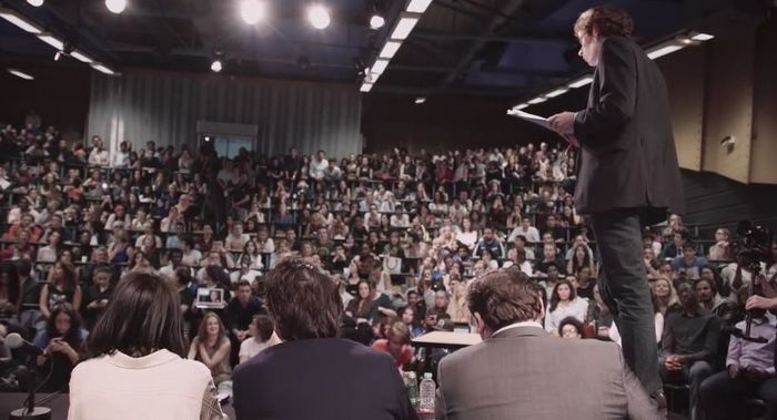 Le documentaire A voix haute retrace le parcours d'un groupe de jeunes étudiants de Saint-Denis qui ont participé au concours des éloquences Eloquentia en 2015.