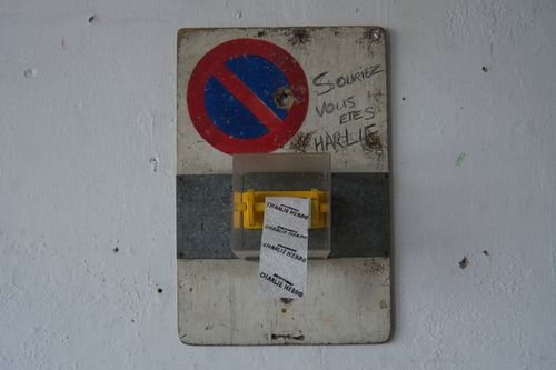 Installation « Souriez, vous êtes Charlie », par Sonia Merazga.