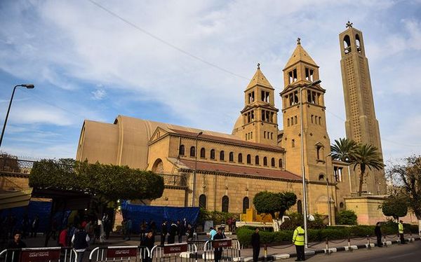 L’église Saint-Pierre et Saint-Paul au Caire a été la cible d'un attentat à la bombe, dimanche 11 décembre, qui a fait au moins 25 morts en pleine messe.