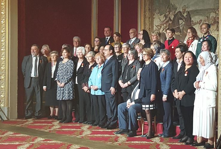 Les SMF ont reçu la médaille de la famille des mains du président François Hollande samedi 10 décembre. © SMF