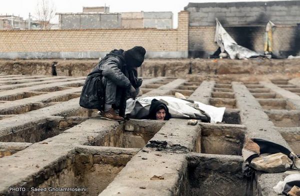 En Iran, les images de sans-abris qui ont élu des tombes pour abris dans un cimetière ont choqué l'opinion. © Saeed Gholam Hoseini
