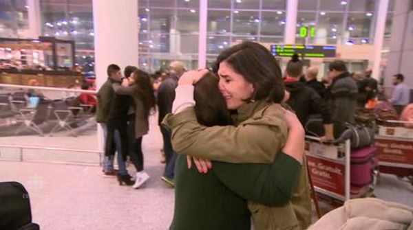 Rasha Elandari retrouvant sa famille après plusieurs années de séparation, une action rendue possible par l'alliance entre une mosquée et une synagogue de Toronto qui ont facilité l'accueil de la famille syrienne.