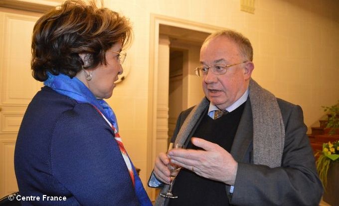 Olivier Roy continue à venir à Dreux régulièrement comme ce soir-là où il est en pleine discussion avec Bariza Khiari, sénatrice de Paris. © Agence Dreux