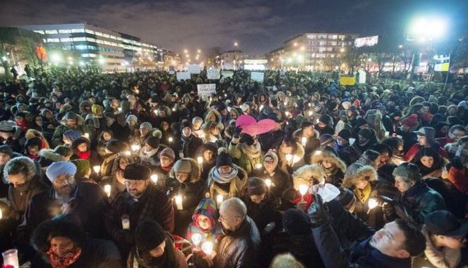 Des milliers de personnes se sont pressés près des lieux du drame à Québec pour témoigner leur solidarité envers les victimes. © Ryan Remiorz/La Presse Canadienne