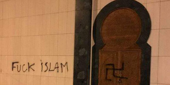 Des tags nazis et islamophobes ont été retrouvés mercredi 27 juillet 2016 sur la mosquée de Bagnolet.