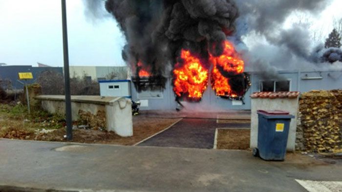 La mosquée de Valenton, dans le Val-de-Marne, a été ravagée par les flammes (ici à l'image) le 3 janvier 2017.