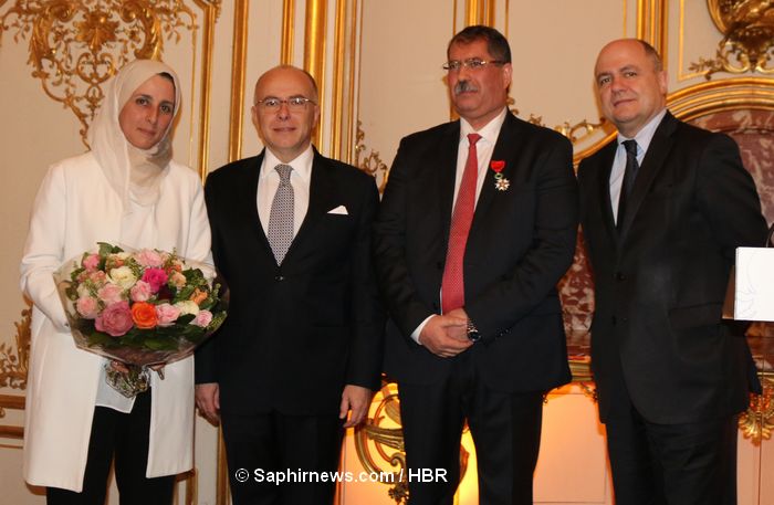 La Légion d'honneur a été remise à Anouar Kbibech lors d'une cérémonie organisée à Matignon fin février. De dr. à g.: le ministre de l'Intérieur Bruno Leroux, le président du CFCM Anouar Kbibech, le Premier ministre Bernard Cazeneuve, et l'épouse de M. Kbibech, Soumaya.