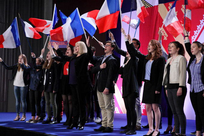 Photo extraite de l’excellent film « Chez nous », de Lucas Belvaux, qui narre la stratégie d’implantation locale et de dédiabolisation d’un parti extrémiste et nationaliste aux ramifications nazies non avouées. A travers ce film est décrit le pouvoir de séduction qu’exerce un tel parti aux relents frontistes, qui se dit « ni de droite ni de gauche »… (Photo © Synecdoche / Artémis Productions)