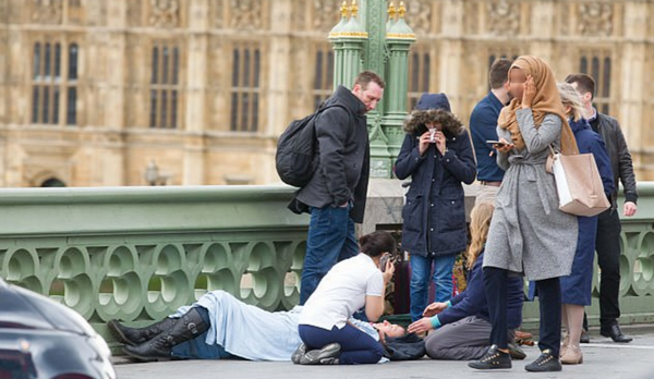 L'image détournée d'une jeune femmes musulmane sur le pont de Westminster après l'attaque de Londres. © SIPA