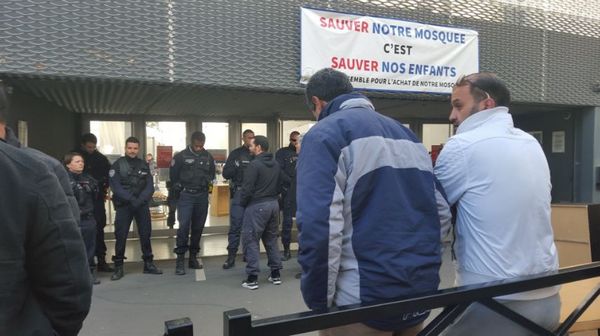La police a procédé, mercredi 22 mars, à l'évacuation d'une mosquée de Clichy-la-Garenne. © Monique Dhuin / Twitter