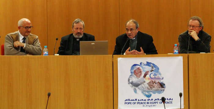 A la Maison des évêques de France, à Paris mercredi 5 avril pour présenter le voyage du pape en Egypte. De gauche à droite : Vincent Feroldi, directeur du Service national pour les relations avec les musulmans (SNRM), Mgr Pascal Gollnisch, directeur général de l'Œuvre d'Orient, Mgr Youssef Abou El Kheir, évêque copte catholique  du diocèse de Sohag en Haute-Egypte, et Christian Cannuyer, professeur de théologie à la Faculté de Théologie catholique de Lille.