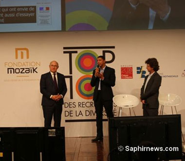 Lors de la remise des trophées du Top 10 des recruteurs de la diversité, organisée par Mozaïk RH, à Bercy, en décembre 2016 : Saïd Hammouche président de Mozaïk RH, en présence du ministre de l’Economie Michel Sapin.