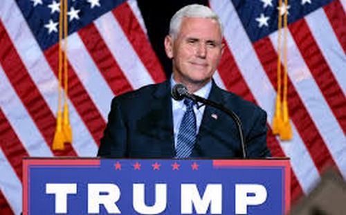 Mike Pence, VRP de Trump, en visite à la mosquée de Jakarta 