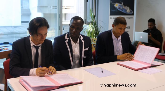 De gauche à droite : Benoit Chang, directeur général de la société Alliages & Territoires et maître d’ouvrage du projet EuropaCity, le footballeur Moussa Sissoko, et Saïd Hammouche, président de Mozaïk RH dans les locaux de l'agence Silicom à la Courneuve (Seine-saint-Denis).