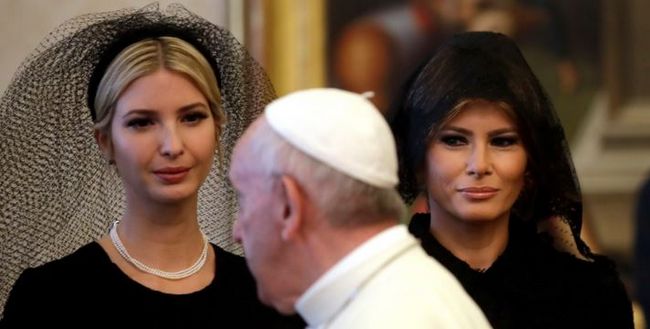 Melania Trump (à droite) et Ivanka Trump sont apparues voilées pour la rencontre avec le pape François mercredi 24 mai, ce qui ne fut pas le cas en Arabie Saoudite où elles s’étaient rendues avec Donald Trump quelques jours plus tôt. © AP Photo/Alessandra Tarantino, Pool