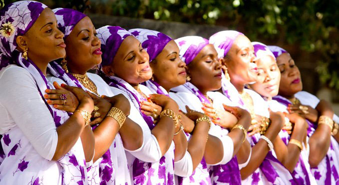 Prix France Musique 2009, le debaa, art ancestral interprété par des femmes de l’archipel de Mayotte, fait l’objet d’une conférence dansée, dans le cadre de l’exposition « Rock the Casbah », à l’Institut des cultures d’islam, le 3 juin, à 21 heures, juste avant l’iftar.