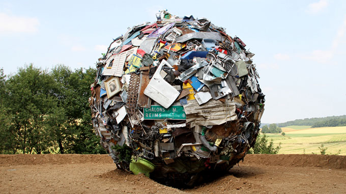 « Globe » est une œuvre du plasticien Maarten Vanden Eynde, qui agrège sur le site d’un ancien dépotoir de village les rebuts de notre société de consommation en une sphère géante. Cette sculpture symbolise les enjeux écologiques auxquels nos contemporains ne sont pas suffisamment sensibles.