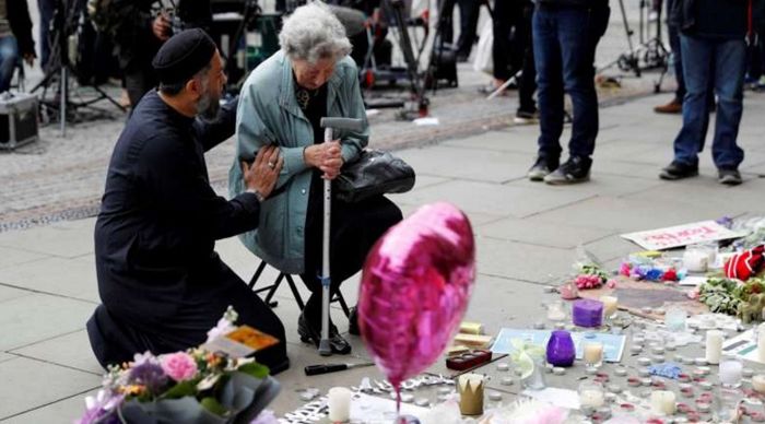 Un imam et une femme juive ont partagé ensemble un moment de recueillement en faveur des victimes de l'attentat de Manchester le 22 mai. © Reuters