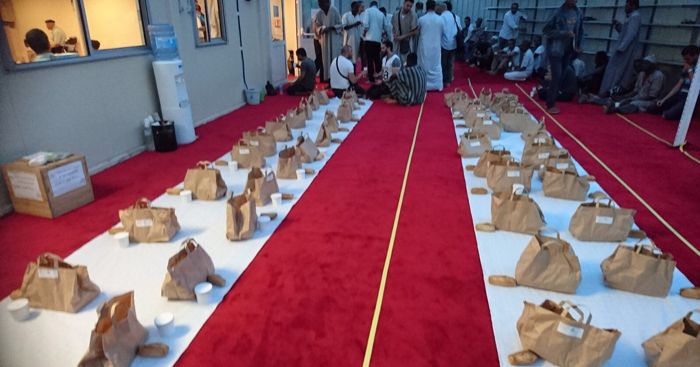 Près de 1 500 iftar box sont distribués chaque semaine par la mosquée de Courbevoie pendant le mois du Ramadan. © ACMC