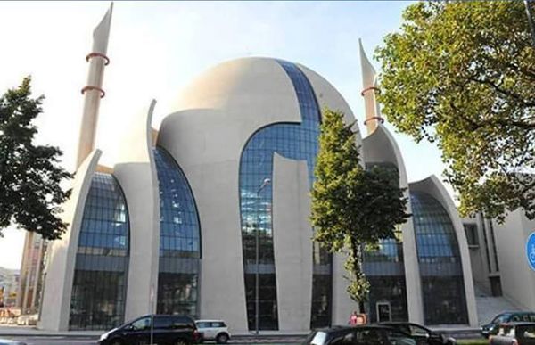 La mosquée centrale de Cologne, en Allemagne, a ouvert ses portes aux fidèles le 9 juin.