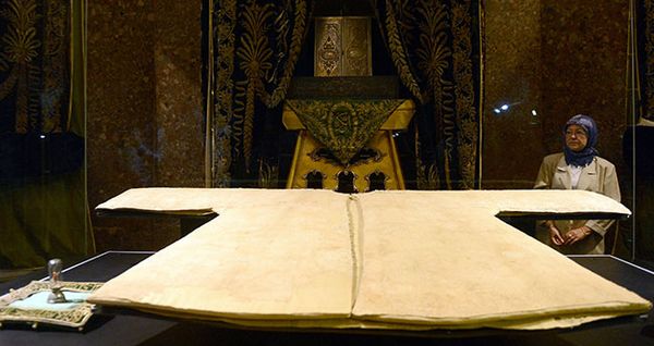 Un manteau ayant appartenu au Prophète Muhammad (Hirka i-sherif) est exposé quelques jours an pendant le mois du Ramadan, dans une mosquée d'Istanbul (Turquie). © AFP
