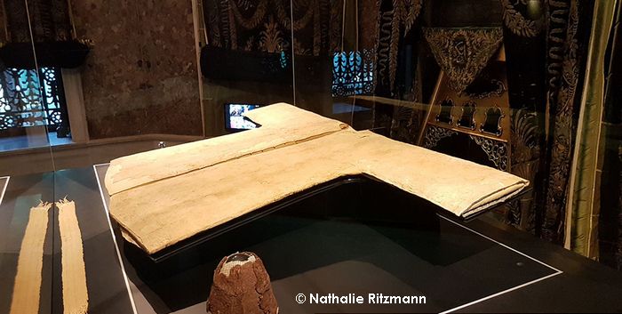 Une tunique ayant appartenu au Prophète Muhammad (Hirka i-sherif) est exposé quelques jours an pendant le mois du Ramadan, dans une mosquée d'Istanbul (Turquie).