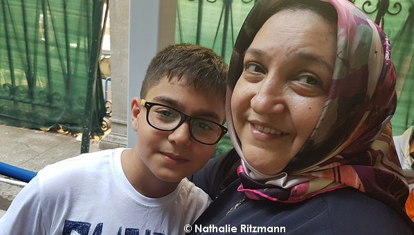 Çiğdem, 35 ans de pèlerinage à la mosquée Hırka-ı Şerif, et son fils Berkay.