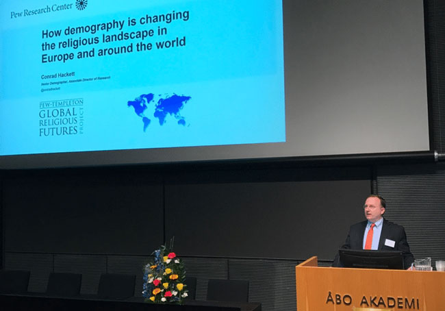 Lors du colloque à Turku, Conrad Hackett, directeur associé du Pew Research Center (PRC) a présenté les principaux résultats des recherches publiées ces dernières années par le PRC sur l'avenir des religions dans le monde. © Religioscope