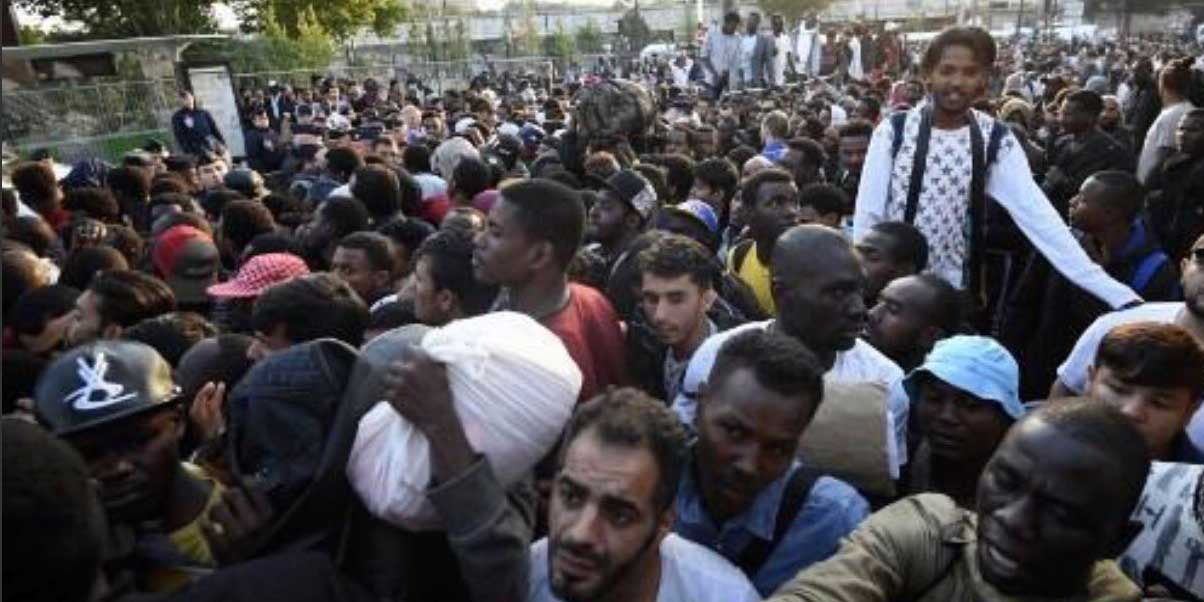 Paris : des milliers de migrants de la Porte de la Chapelle évacués