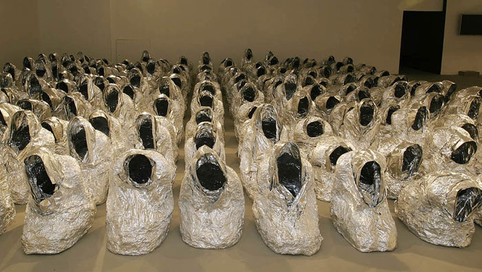 « Ghost » (2006-2007, aluminium), œuvre de l'artiste Kader Attia.