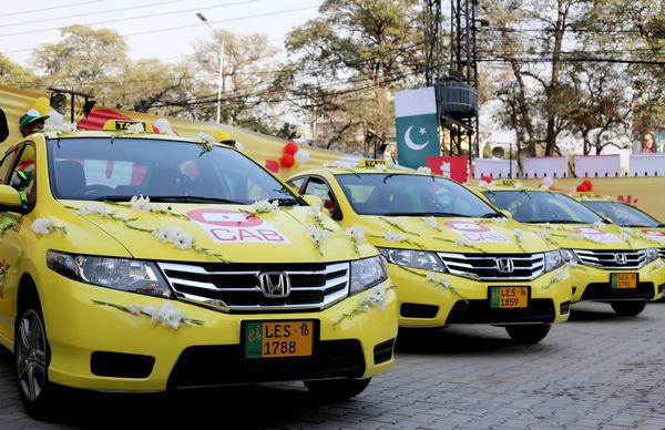 Pakistan : une application pour rencontrer une marieuse dans un taxi