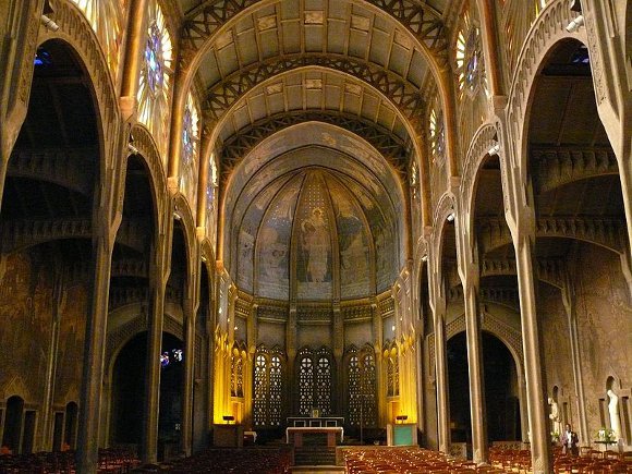 A Paris, l'église Saint-Christophe de Javel accueille depuis juillet une salle de prière musulmane pour des fidèles privés de lieu après un dégât des eaux.