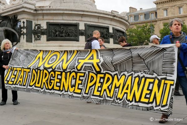 Le projet de loi contre le terrorisme a été adopté, mardi 3 octobre, par les députés, qui approuvent ainsi, à une large majorité, de voir s'inscrire des mesures de l'état d'urgence dans le droit commun. Ici, des manifestants en juillet 2017 à Paris contre l’instauration d’un état d’urgence permanent  © Jean-Claude Saget