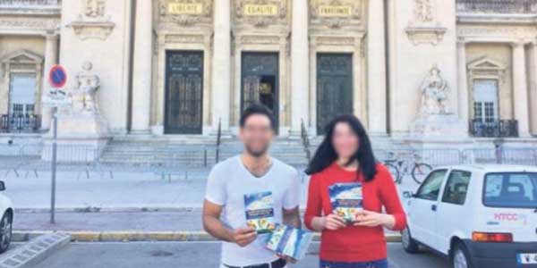 Harun Yahya a diffusé sur son Facebook, la photo de deux diffuseurs de fascicules, posant devant le tribunal de Toulon