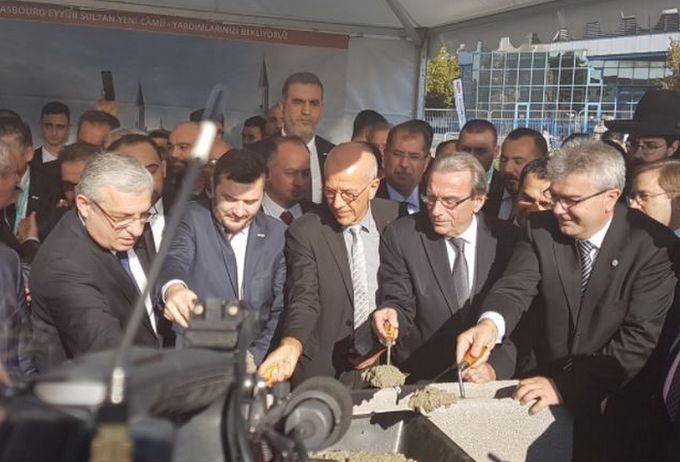 La première pierre de mosquée Eyyûb Sultan, aussi dite la Grande Mosquée turque, a été posée dimanche 15 octobre, en présence notamment du maire de Strasbourg Roland Ries, le préfet du Bas-Rhin Jean-Luc Marx, l’ambassadeur de Turquie Ismail Hakki Musa et des représentants du Conseil français du culte musulman (CFCM).