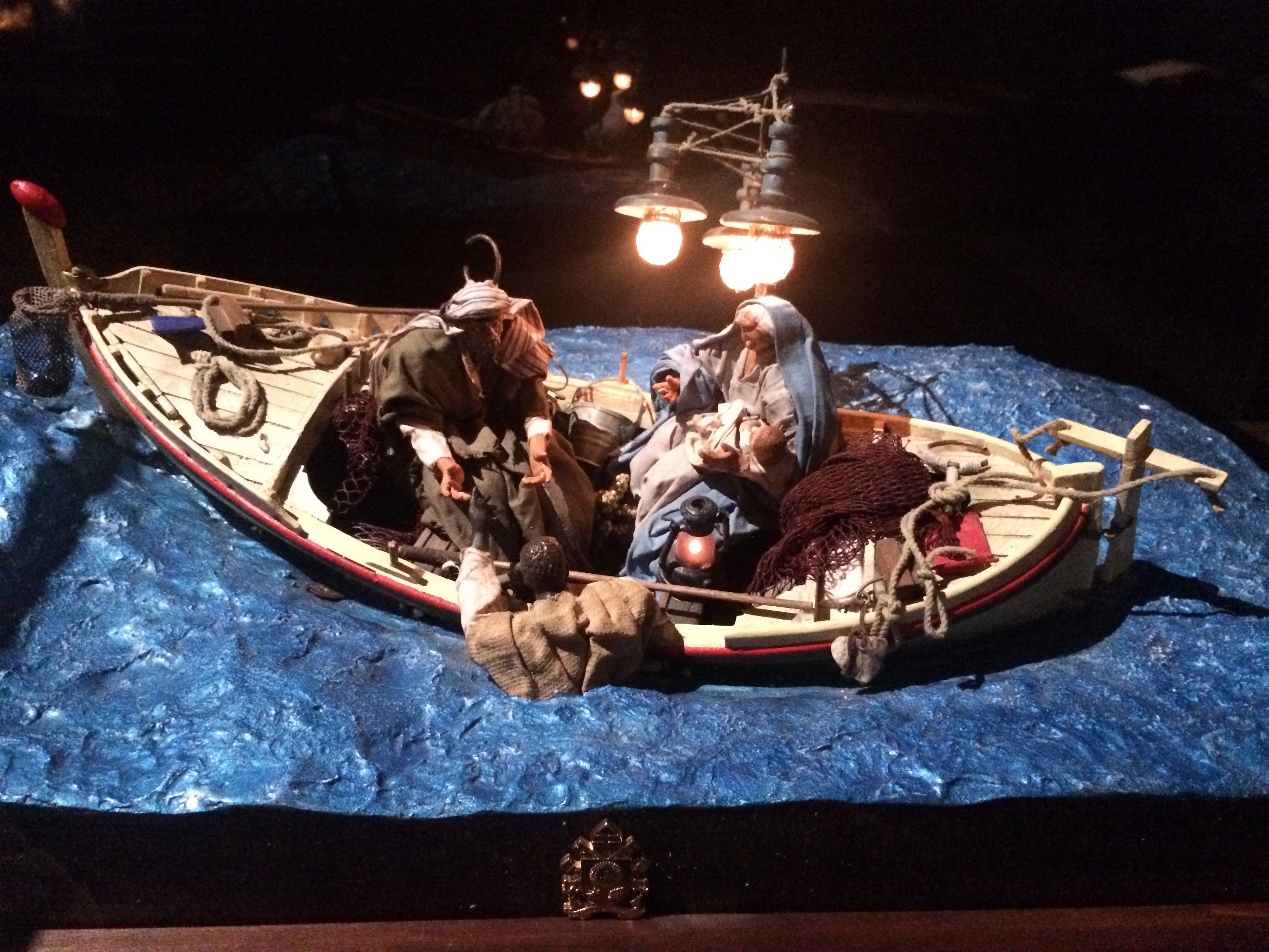 Barque avec la sainte famille sauvant un migrant, œuvre de Benito Badolato et Pasquale Godano (2013).