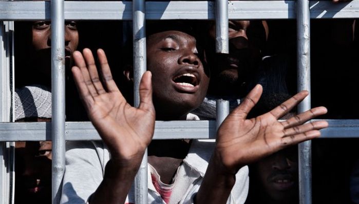 Un migrant derrière les barreaux d’un centre de détention en Libye, le 31 janvier 2017. © UNICEF / Romenzi