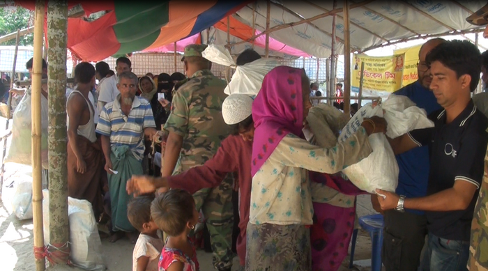 Depuis fin août, plus d'un million de Rohingyas ont quitté la Birmanie pour trouver refuge au Bangladesh qui fait face à une véritable crise humanitaire. A l'image, le SIF, en partenariat avec une ONG locale, organise des distributions de colis alimentaires à Teknaf. © SIF